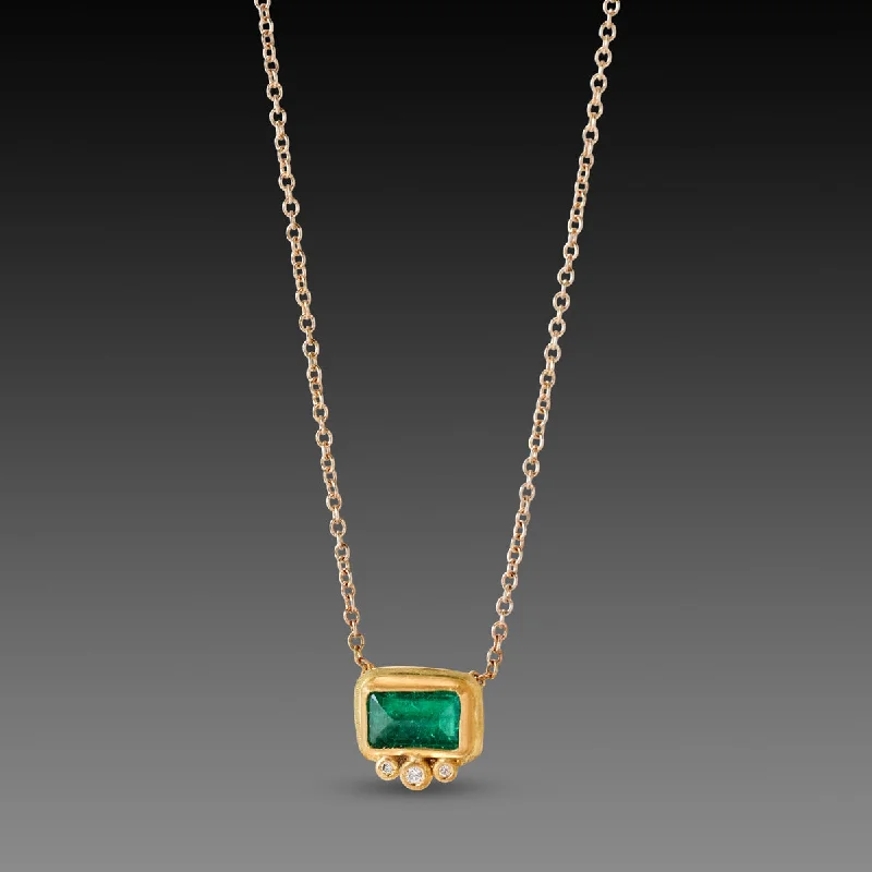 Fashion Gemstone Necklace-Emerald Necklace with Diamond Trio